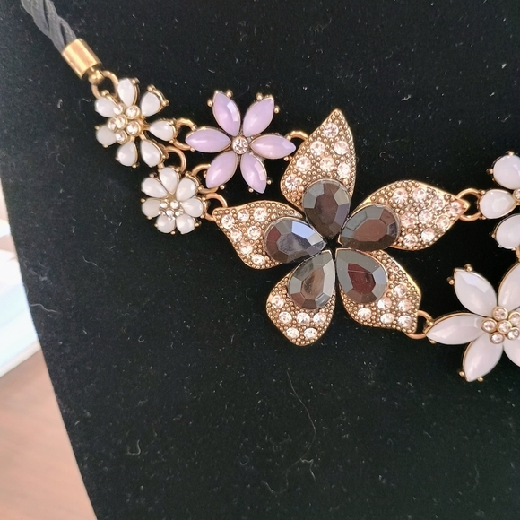 Elegant Floral Necklace with Gold and White Accents - Picture 2 of 4